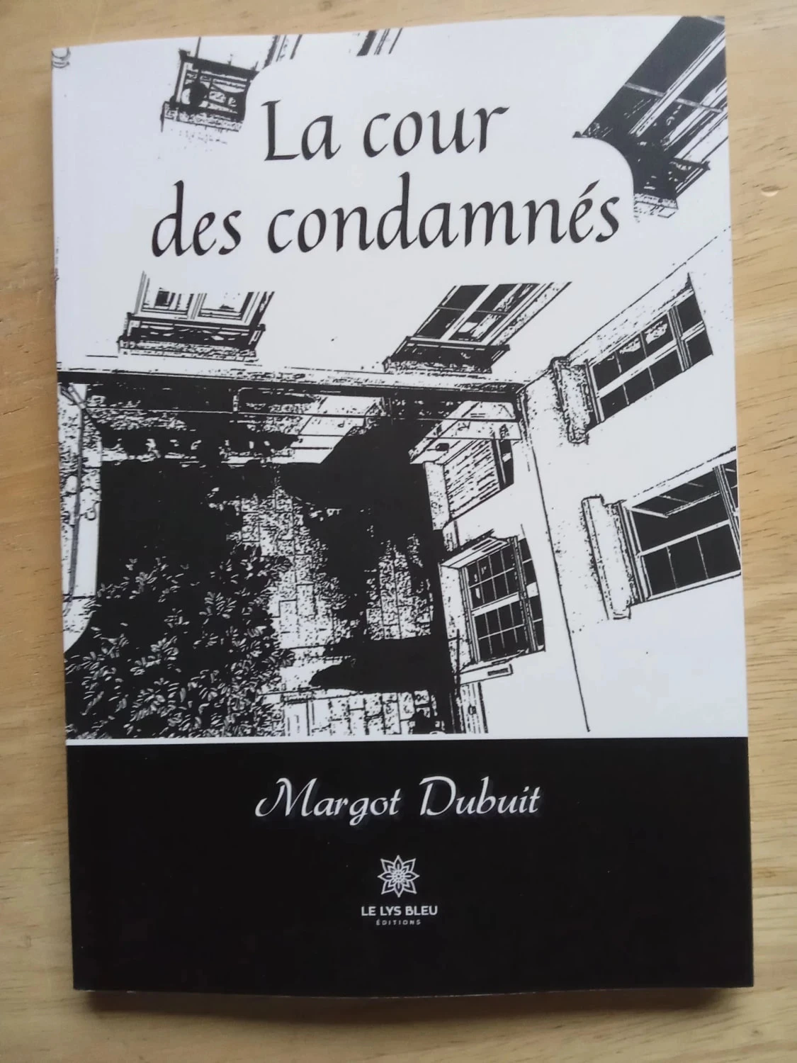 La cour des condamnés, par Margot Dubuit